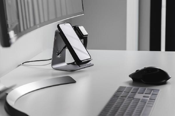 长期在睡前玩手机的人,会付出啥代价?医生:要承担这5种痛苦!