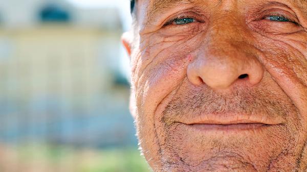 66歲大爺查出胃潰瘍，失聲痛哭，醫(yī)生嘆氣：再懶也不可這樣做