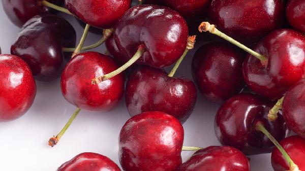 车厘子吃多了会中毒？吃车厘子会氰化物中毒？专家：别吃果核
