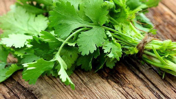吃香菜对甲状腺不好?想保护甲状腺,5种食物不建议多吃