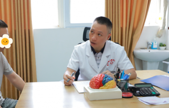 重庆惠民癫康医院：父亲家暴致儿癫痫，姑姑举债求医遇转机！