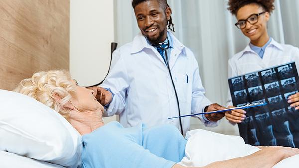 家里一个老人孤独怎么办