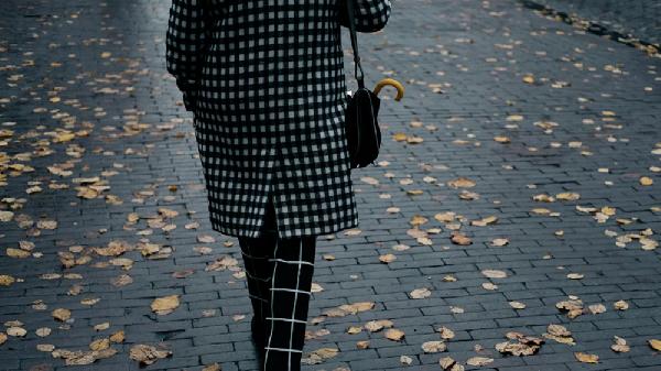 生产时穿自己的衣服还是医院的