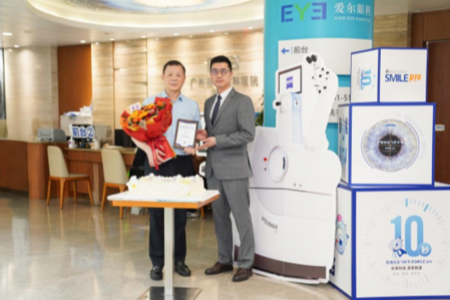 广州眼科近视手术医院哪家最好？广州爱尔眼科医院王铮教授、熊露主任获蔡司官方认证！