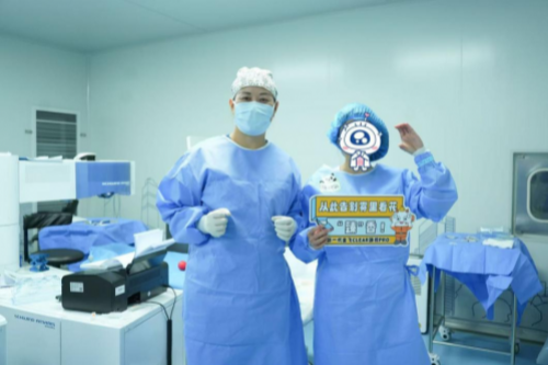 广州眼科近视手术医院哪家最好？广州爱尔眼科医院王铮教授、熊露主任完成新一代全飞CLEAR