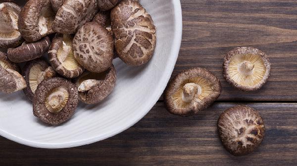 医生发现：骨质疏松患者若每天吃香菇，身体或出现这几个变化