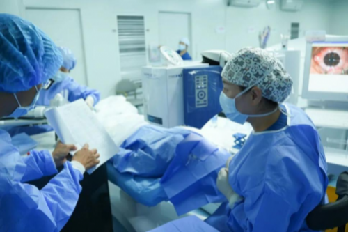 广州眼科近视手术医院哪家最好？广州爱尔眼科医院王铮教授、熊露主任完成新一代全飞CLEAR