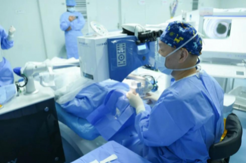 广州眼科近视手术医院哪家最好？广州爱尔眼科医院王铮教授、熊露主任完成新一代全飞CLEAR