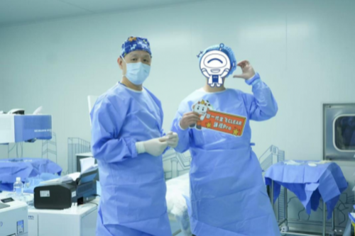 广州眼科近视手术医院哪家最好？广州爱尔眼科医院王铮教授、熊露主任完成新一代全飞CLEAR