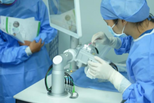 广州眼科近视手术医院哪家最好？广州爱尔眼科医院王铮教授、熊露主任完成新一代全飞CLEAR