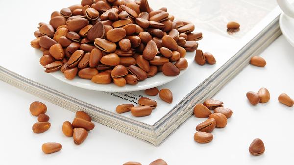 医生研究发现:老年人若每天吃坚果,或可悄悄改善这几种健康问题