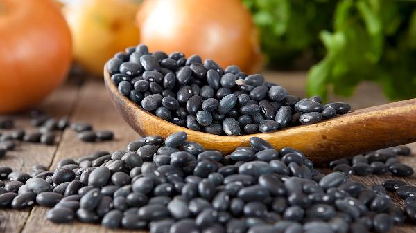 黑豆重新被关注！医生提醒：常吃黑豆的人，身体或发生3大改善