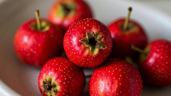 山楂吃了对脾胃好吗?医生提醒:为了肠胃健康,5种水果尽量少吃