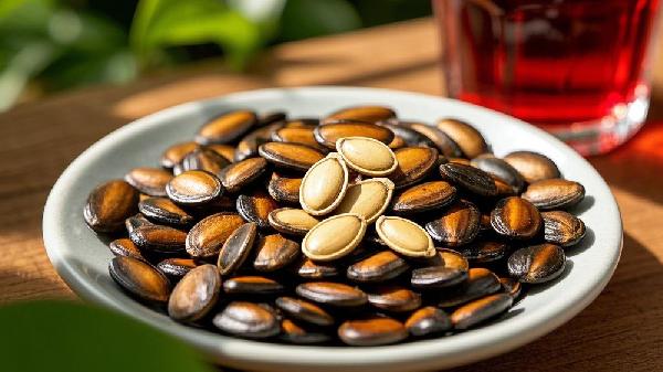 瓜子是高尿酸的“孵化器”？提醒：不想突然中风，4物请嘴下留情