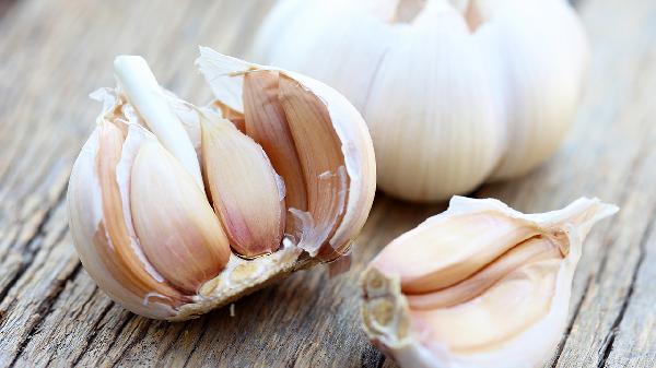 65岁大爷坚持每天生吃大蒜杀菌、抗肿瘤，6个月后健康情况如何？