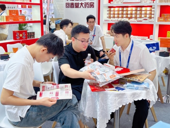 2025药博会盛大开幕，【华庄药业】闪耀盛会，精彩续航