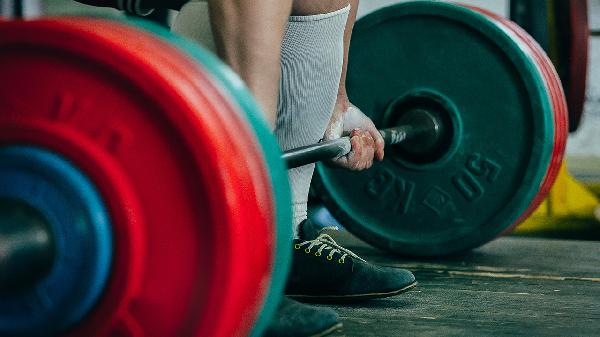 从小练举重会长不高吗