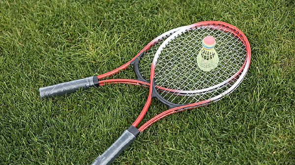 练网球好还是羽毛球好