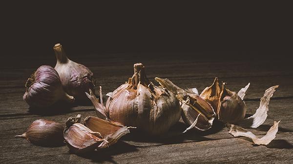 大蒜是肿瘤的“催化剂”?提醒:不想肿瘤恶化,少吃4种食物?