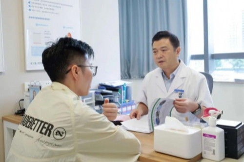 邵东平院长荣获2025“广州好医生”!每周一 定期坐诊广州爱尔眼科医院