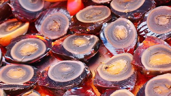 松花蛋再次成为关注对象!医生发现:吃松花蛋时多留意这些