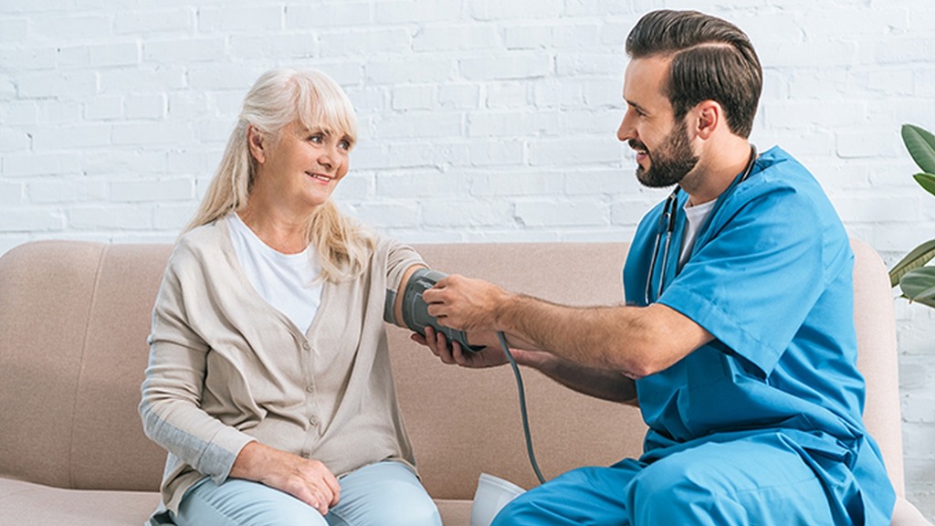 入秋后,医生忠告高血压患者:早饭牢记“3不吃”,保持血压稳定