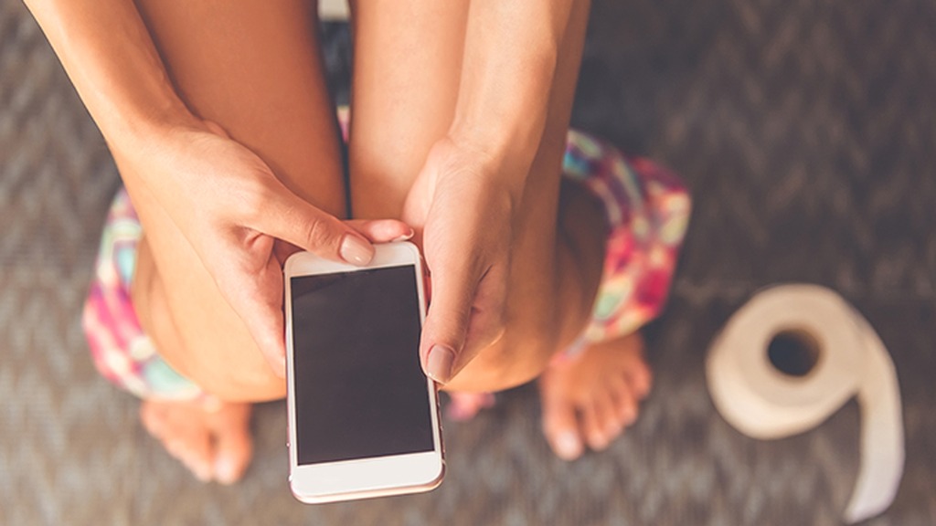 上厕所玩手机,越蹲时间越长?医生建议排便不要超过5-10分钟