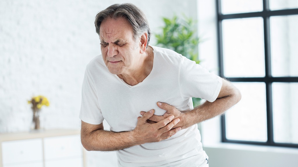 一位老人散步突发心梗，提醒：晚上不要做这些事，加大心梗风险