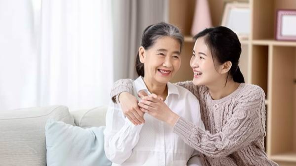 68岁女子，睡觉前中风离世！提醒：中老年人睡觉前，别做这5件事