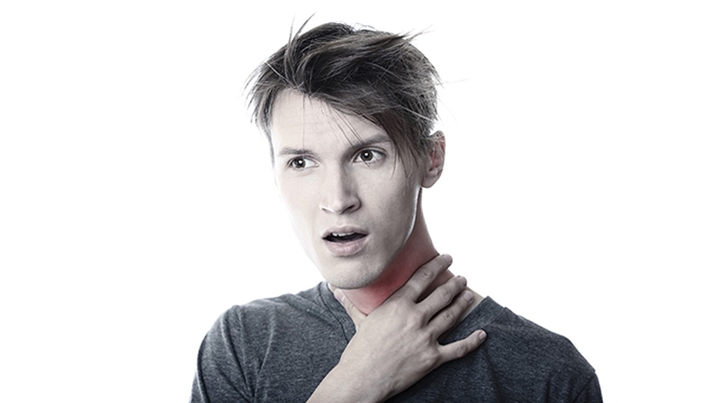 45岁男子咽喉不适,医生提醒:喉镜能发现早期咽喉癌,别拖到晚期才后悔