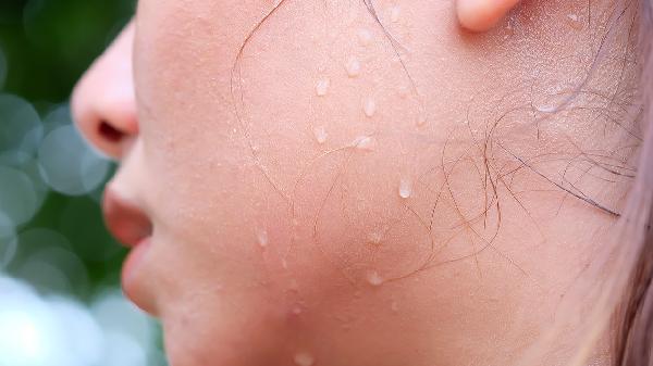 稍微一动就大汗淋漓！头部背部爱出汗，就是这个地方太虚？别错过