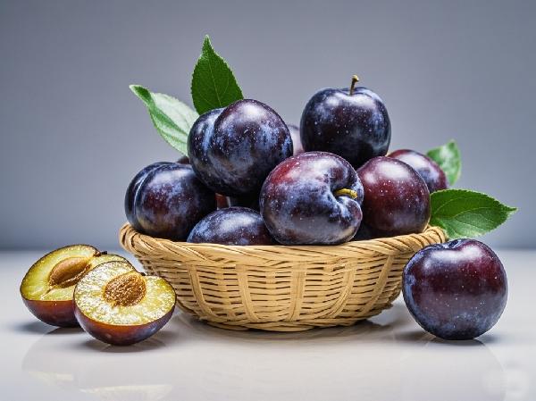 李子受到关注！医生提醒：糖尿病人吃李子时，多留意这3点！