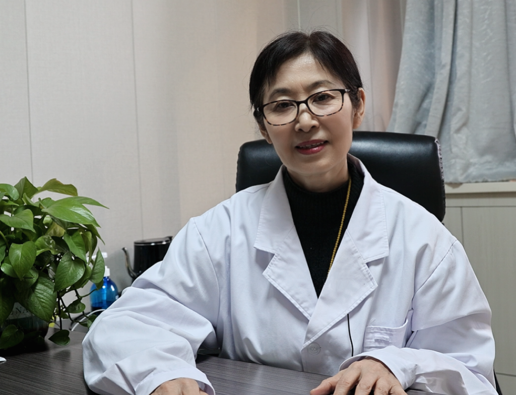 仁心深耕四十载，这位女医生齐岩让中医智慧惠及全球风湿患者