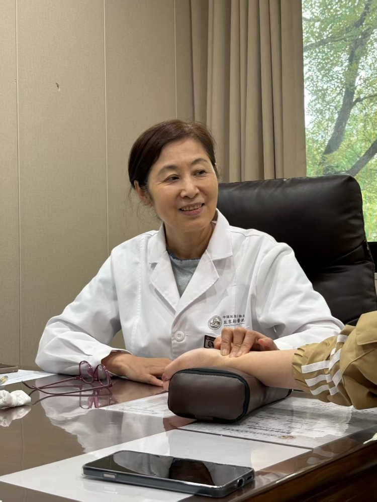 仁心深耕四十载，这位女医生齐岩让中医智慧惠及全球风湿患者