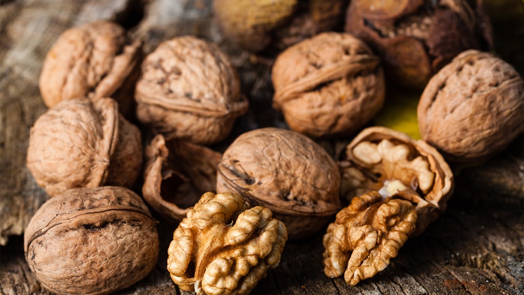 一男子确诊胃癌，天天吃核桃，之后去复诊，医生：都干啥了