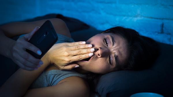 每天熬夜不觉得累？医生说：这不是好体质，而是癌症在“偷能量”