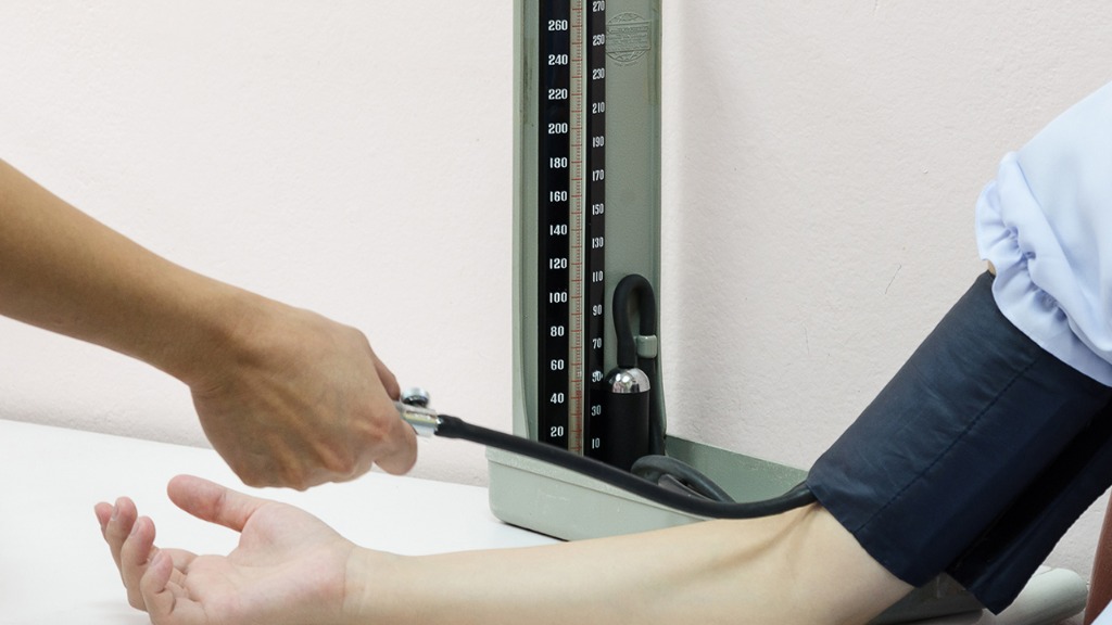 高血压并非毫无征兆！医生告诫：身上4个症状，提示该“控压”了