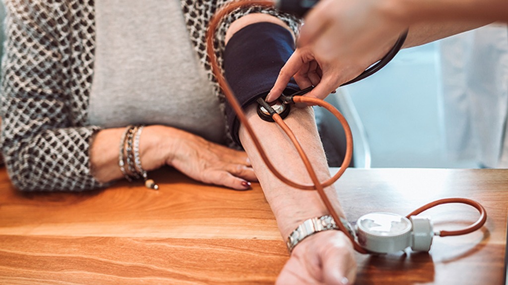 血压高不高睡觉就能知？医生：睡觉时若有3个表现，应尽早检查