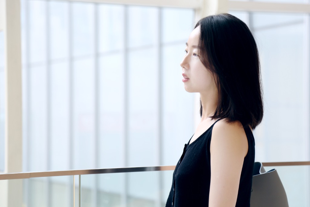 历经风雨始见晴，自渡终见花满庭