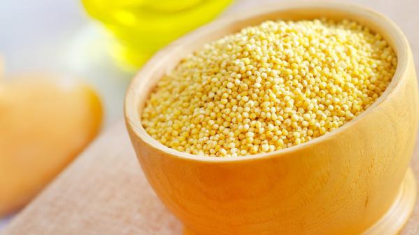 调查发现:老年人经常喝小米粥,用不了多久,身体或会出现4个改善!