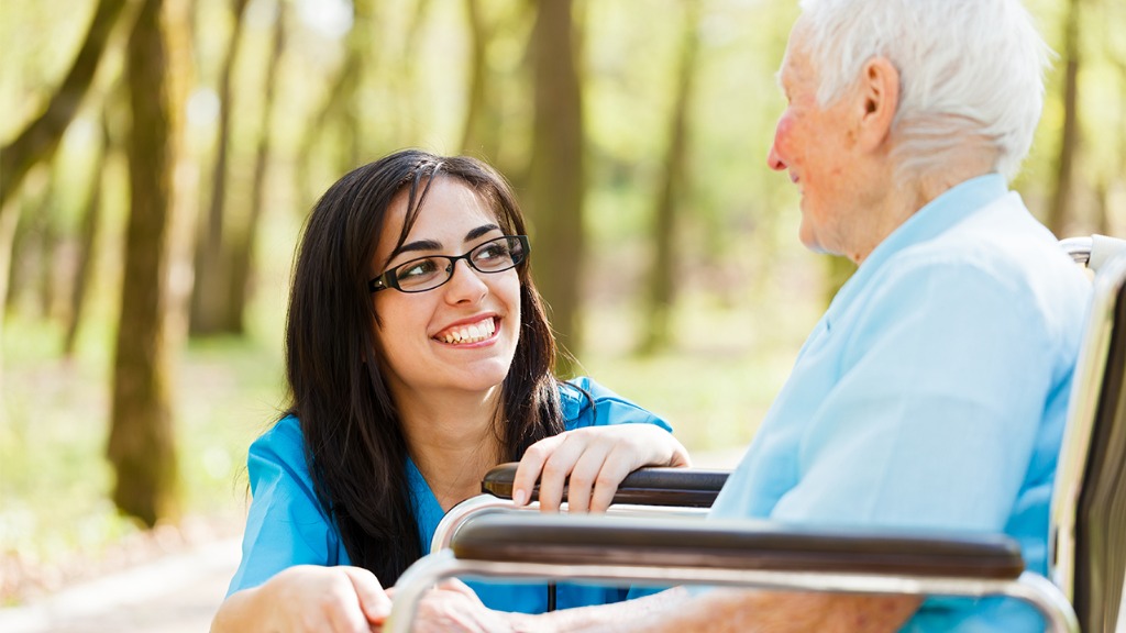 气温下降，医生提醒老年人：宁愿睡到中午，也不要轻易做这4件事