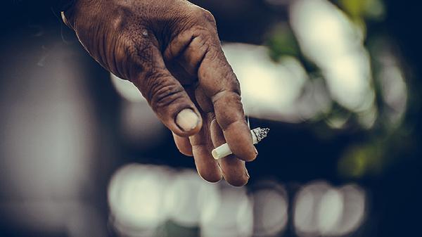 男人一旦真戒了烟，背后往往不是“自律”，而是这3个秘密原因