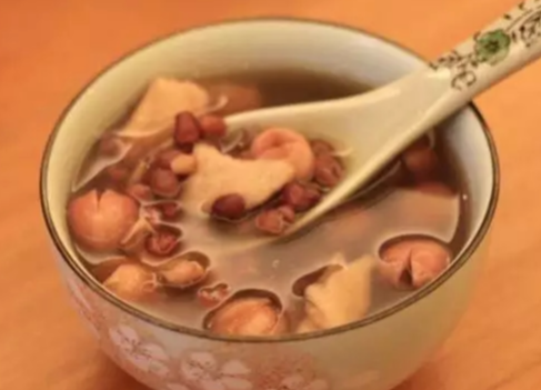 51岁男子常用茯苓煮水喝，2个月后去体检，医生：都喝了啥？