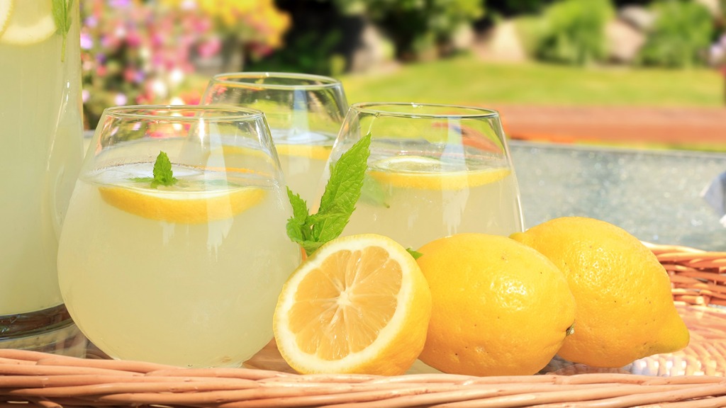 天天喝柠檬水会怎样？女子喝柠檬水半年多，检查结果很意外