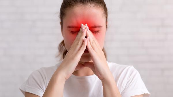 经常挖鼻子鼻孔会变大吗