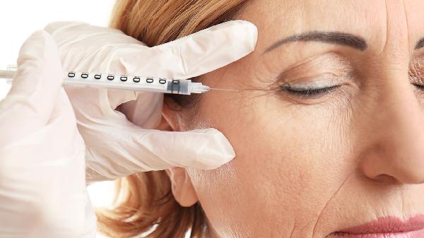 脸上的痣用药水点好吗