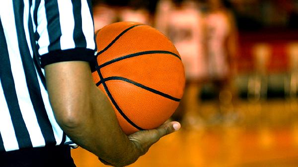 小男孩打篮球有助于长高吗