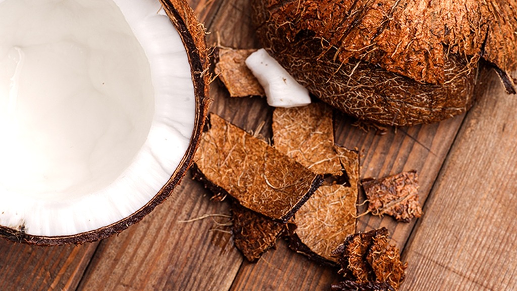 椰子水引起热议！医生坦言：夏.季常喝椰子水，可能有4个健康优势