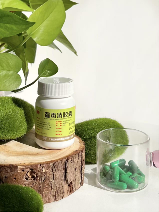 皮肤“脆皮”了？患者亲测湿毒清胶囊专治秋冬干性湿疹的“干裂痒”