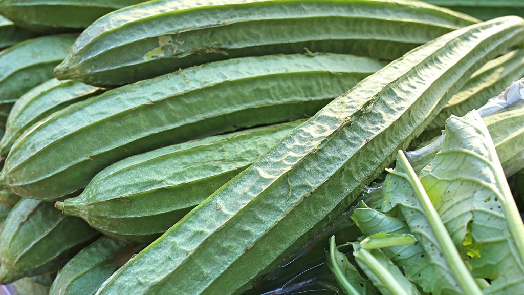 丝瓜一炒就黑？大厨教你3招翠绿不发苦，肾不好的人要牢记